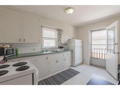 1516 29 Avenue Sw, Calgary, AB - Indoor Photo Showing Kitchen