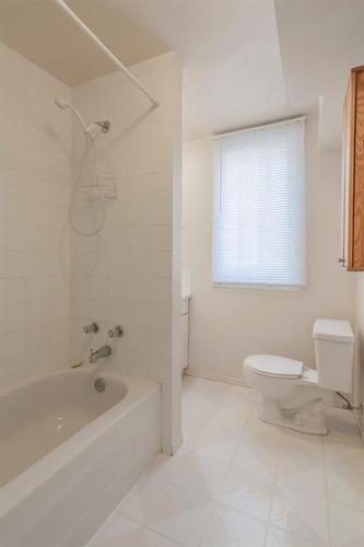 1516 29 Avenue Sw, Calgary, AB - Indoor Photo Showing Bathroom