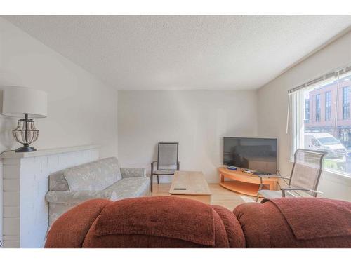 1516 29 Avenue Sw, Calgary, AB - Indoor Photo Showing Living Room
