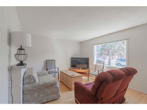 1516 29 Avenue Sw, Calgary, AB - Indoor Photo Showing Living Room