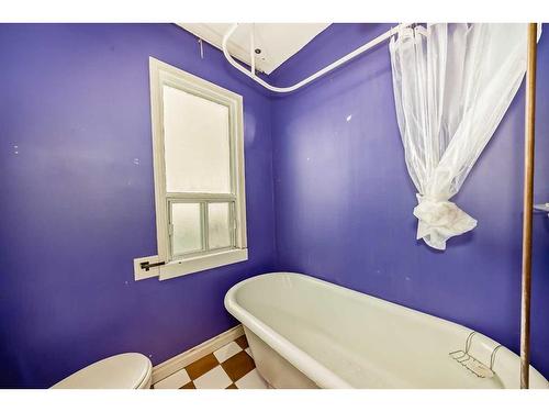 245 21 Avenue Nw, Calgary, AB - Indoor Photo Showing Bathroom