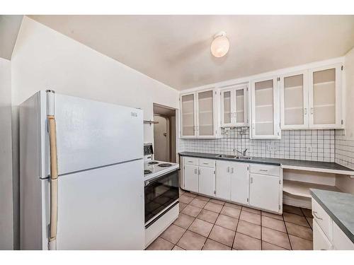 245 21 Avenue Nw, Calgary, AB - Indoor Photo Showing Kitchen With Double Sink