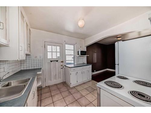 245 21 Avenue Nw, Calgary, AB - Indoor Photo Showing Kitchen With Double Sink