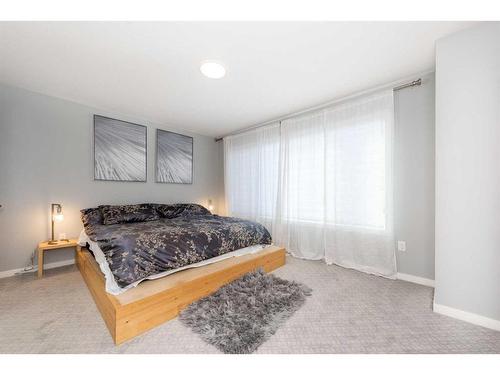 302 32 Avenue Ne, Calgary, AB - Indoor Photo Showing Bedroom