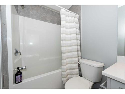 302 32 Avenue Ne, Calgary, AB - Indoor Photo Showing Bathroom