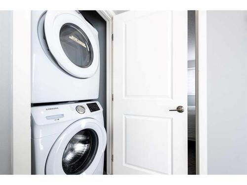 302 32 Avenue Ne, Calgary, AB - Indoor Photo Showing Laundry Room