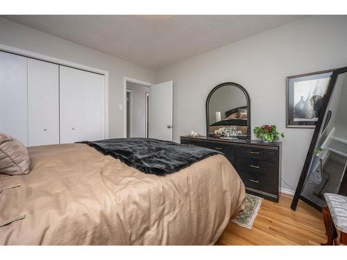 5920 Thornton Road Nw, Calgary, AB - Indoor Photo Showing Bedroom