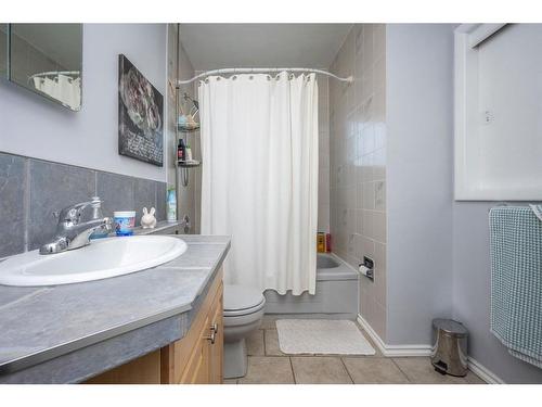 5920 Thornton Road Nw, Calgary, AB - Indoor Photo Showing Bathroom