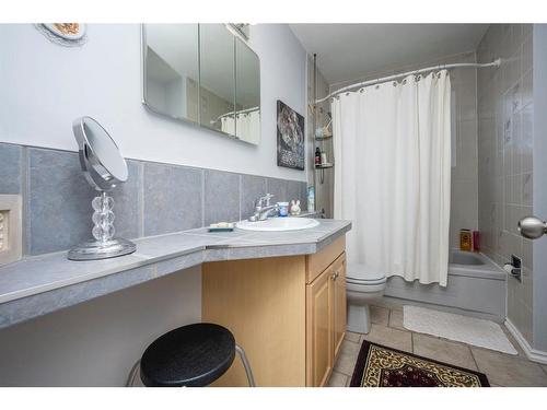 5920 Thornton Road Nw, Calgary, AB - Indoor Photo Showing Bathroom