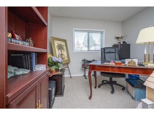 5920 Thornton Road Nw, Calgary, AB - Indoor Photo Showing Office