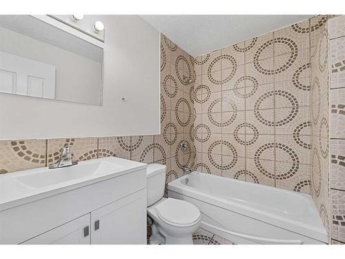 4220 58 Street Ne, Calgary, AB - Indoor Photo Showing Bathroom