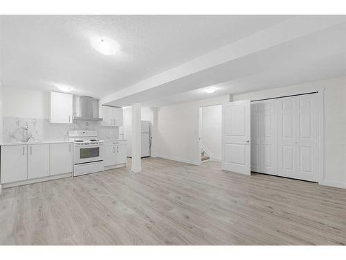 4220 58 Street Ne, Calgary, AB - Indoor Photo Showing Kitchen
