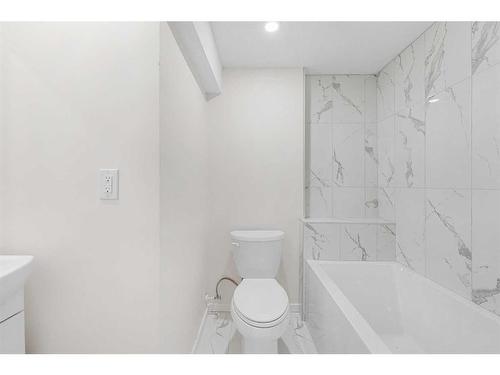 4220 58 Street Ne, Calgary, AB - Indoor Photo Showing Bathroom
