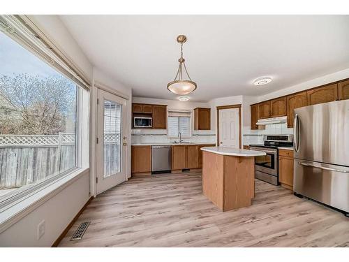 168 Coventry Circle Ne, Calgary, AB - Indoor Photo Showing Kitchen