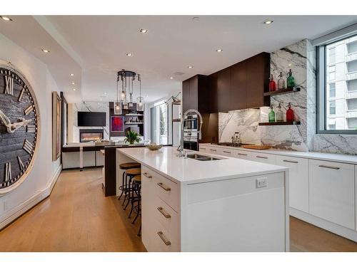 310-135 26 Avenue Sw, Calgary, AB - Indoor Photo Showing Kitchen With Double Sink With Upgraded Kitchen