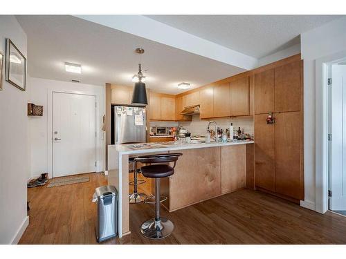210-25 Aspenmont Heights Sw, Calgary, AB - Indoor Photo Showing Kitchen