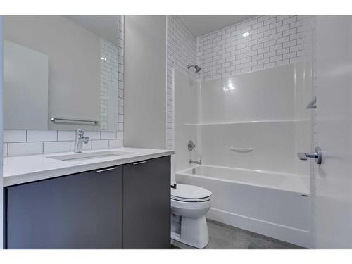2039 31 Avenue Sw, Calgary, AB - Indoor Photo Showing Bathroom