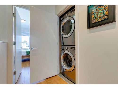 2039 31 Avenue Sw, Calgary, AB - Indoor Photo Showing Laundry Room