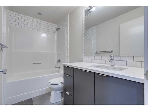 2039 31 Avenue Sw, Calgary, AB - Indoor Photo Showing Bathroom
