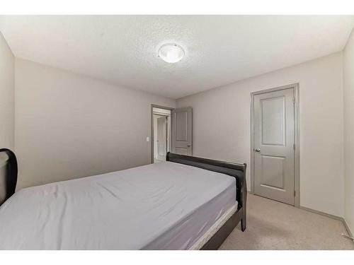 151 Everbrook Drive Sw, Calgary, AB - Indoor Photo Showing Bedroom