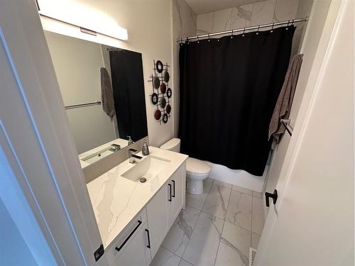 8136 Bowness Road Nw, Calgary, AB - Indoor Photo Showing Bathroom