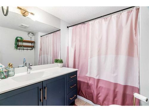 287-87 Glamis Green Sw, Calgary, AB - Indoor Photo Showing Bathroom