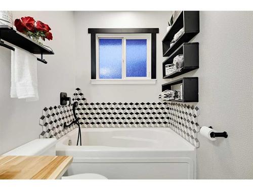 70 Hogarth Crescent Sw, Calgary, AB - Indoor Photo Showing Bathroom