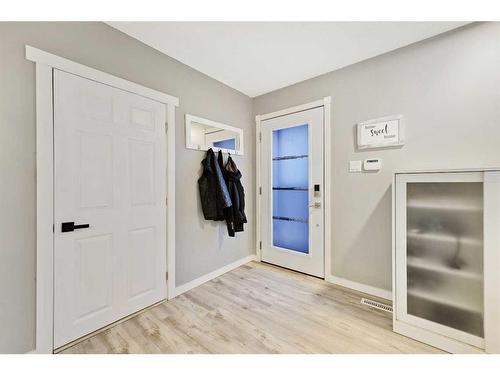 70 Hogarth Crescent Sw, Calgary, AB - Indoor Photo Showing Other Room