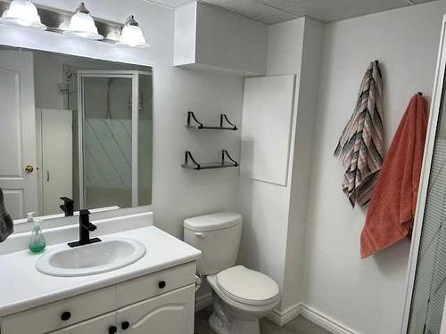 70 Hogarth Crescent Sw, Calgary, AB - Indoor Photo Showing Bathroom