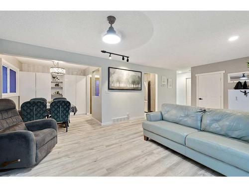 70 Hogarth Crescent Sw, Calgary, AB - Indoor Photo Showing Living Room