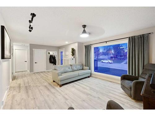 70 Hogarth Crescent Sw, Calgary, AB - Indoor Photo Showing Living Room