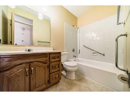 2236 98 Avenue Sw, Calgary, AB - Indoor Photo Showing Bathroom