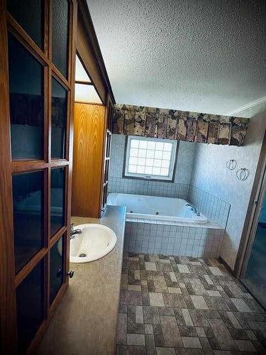 1 Trochu Avenue, Trochu, AB - Indoor Photo Showing Bathroom