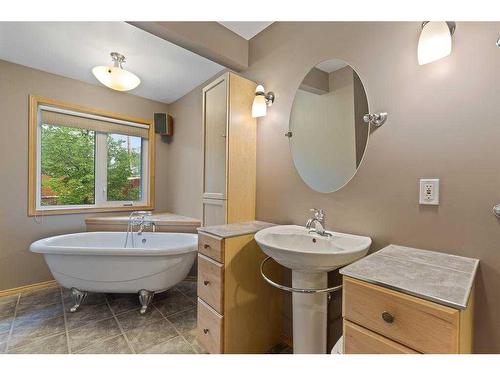 2707 40 Street Sw, Calgary, AB - Indoor Photo Showing Bathroom