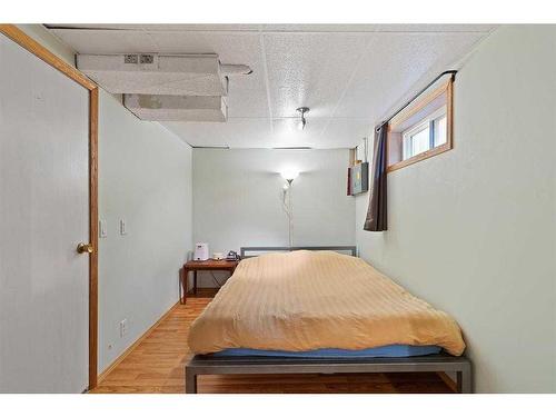 2707 40 Street Sw, Calgary, AB - Indoor Photo Showing Bedroom