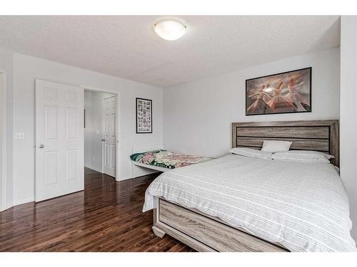 42 Evansford Grove Nw, Calgary, AB - Indoor Photo Showing Bedroom