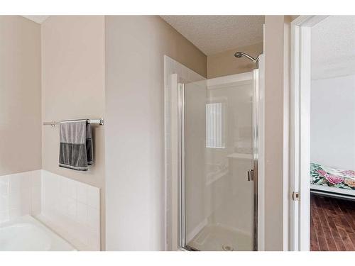42 Evansford Grove Nw, Calgary, AB - Indoor Photo Showing Bathroom