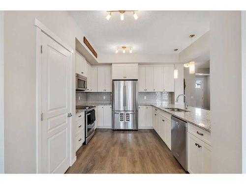331 Reunion Green Nw, Airdrie, AB - Indoor Photo Showing Kitchen With Upgraded Kitchen