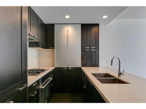 1818-222 Riverfront Avenue Sw, Calgary, AB - Indoor Photo Showing Kitchen With Double Sink With Upgraded Kitchen