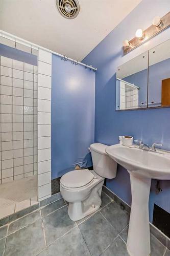 2629 / 2631 25 Avenue Sw, Calgary, AB - Indoor Photo Showing Bathroom