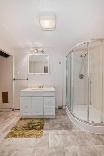 2629 / 2631 25 Avenue Sw, Calgary, AB - Indoor Photo Showing Bathroom