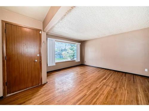 2629 / 2631 25 Avenue Sw, Calgary, AB - Indoor Photo Showing Other Room