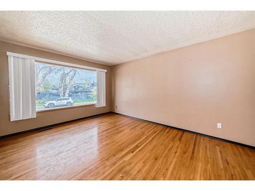 2629 / 2631 25 Avenue Sw, Calgary, AB - Indoor Photo Showing Other Room