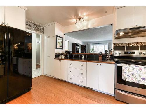 5924 Bow Crescent Nw, Calgary, AB - Indoor Photo Showing Kitchen