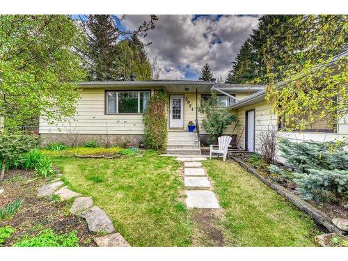 5924 Bow Crescent Nw, Calgary, AB - Outdoor