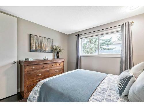 115 Deer Lane Close Se, Calgary, AB - Indoor Photo Showing Bedroom