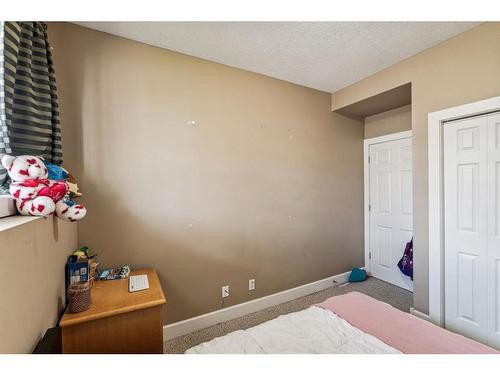 23-27 Springborough Boulevard Sw, Calgary, AB - Indoor Photo Showing Bedroom