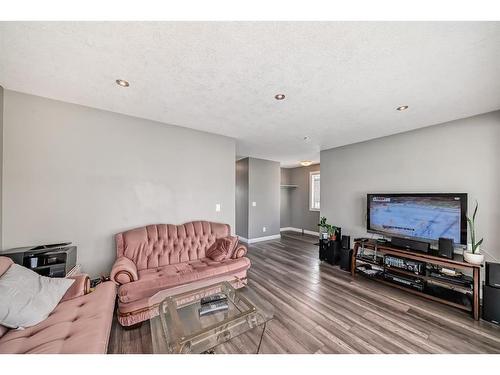 375 Falmere Road Ne, Calgary, AB - Indoor Photo Showing Living Room