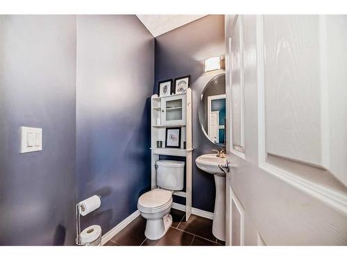 22 Heritage Landing, Cochrane, AB - Indoor Photo Showing Bathroom