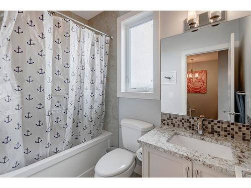 4331 19 Avenue Nw, Calgary, AB - Indoor Photo Showing Bathroom